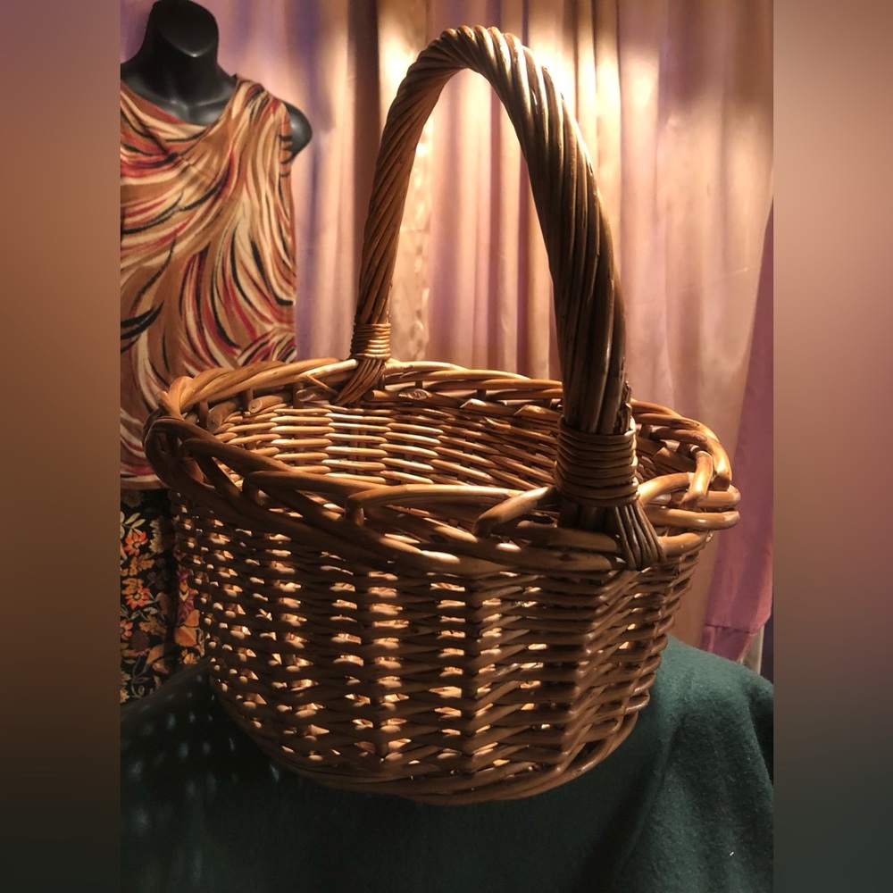 8858 Heavy well made Hand Basket Pecan Colored Round with Twisted handle Basket